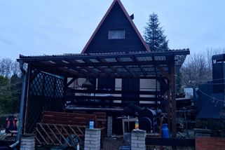 Zanedbaná chatka zaskládaná harampádím. Tady věznil únosce dvanáctiletého školáka - Novinky